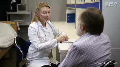 穿着白大褂的年轻漂亮女医生在老诊所体检时询问老病人的症状
